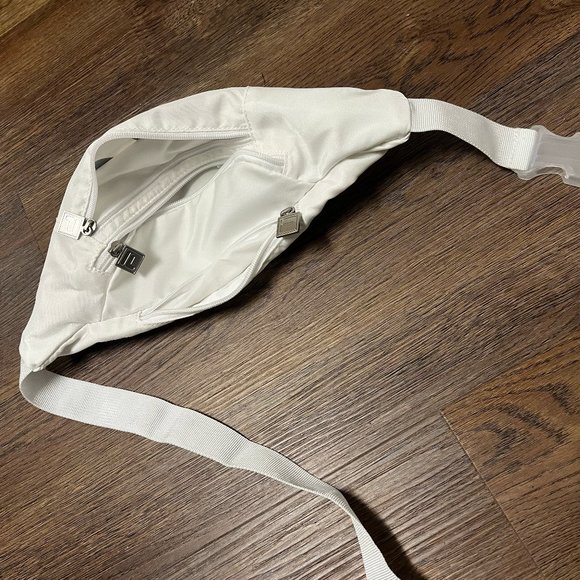 Fila Vintage Style white Hip Bag, Fanny pack, waist pack NWT - Picture 4 of 4